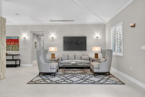 House in Coral Gables, Florida 3 bedrooms, 252.79 sq.m. № 2168566 - photo 13