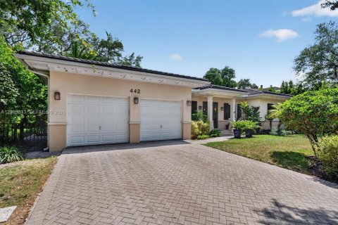House in Coral Gables, Florida 3 bedrooms, 252.79 sq.m. № 2168566 - photo 8
