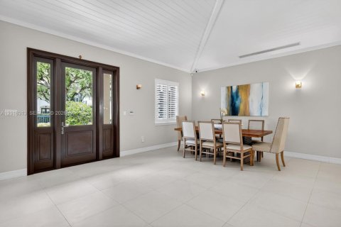 House in Coral Gables, Florida 3 bedrooms, 252.79 sq.m. № 2168566 - photo 10
