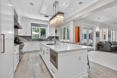 House in Coral Gables, Florida 3 bedrooms, 252.79 sq.m. № 2168566 - photo 26
