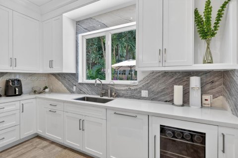 House in Coral Gables, Florida 3 bedrooms, 252.79 sq.m. № 2168566 - photo 28