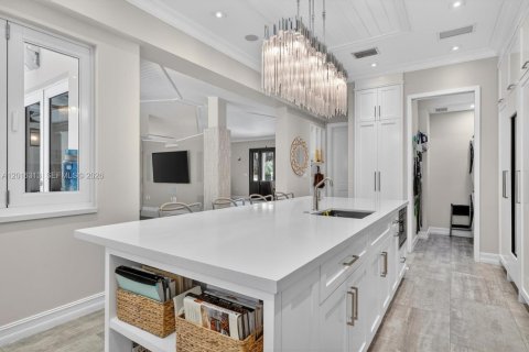 House in Coral Gables, Florida 3 bedrooms, 252.79 sq.m. № 2168566 - photo 25