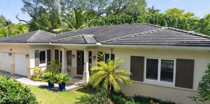 House in Coral Gables, Florida 3 bedrooms, 252.79 sq.m. № 2168566