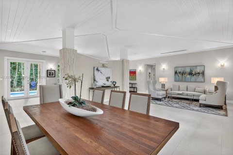 House in Coral Gables, Florida 3 bedrooms, 252.79 sq.m. № 2168566 - photo 15