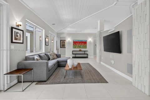 House in Coral Gables, Florida 3 bedrooms, 252.79 sq.m. № 2168566 - photo 17