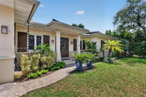 House in Coral Gables, Florida 3 bedrooms, 252.79 sq.m. № 2168566 - photo 3