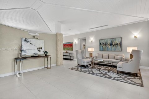 House in Coral Gables, Florida 3 bedrooms, 252.79 sq.m. № 2168566 - photo 12