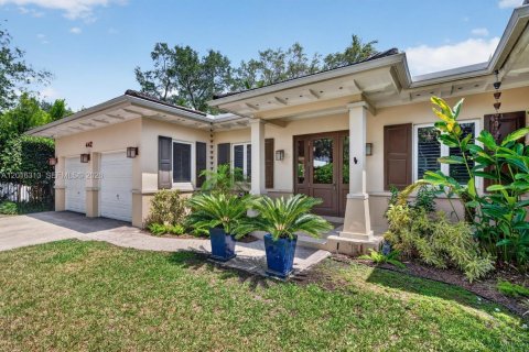 House in Coral Gables, Florida 3 bedrooms, 252.79 sq.m. № 2168566 - photo 2