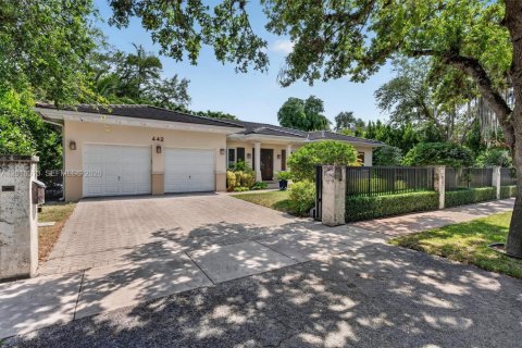 House in Coral Gables, Florida 3 bedrooms, 252.79 sq.m. № 2168566 - photo 6