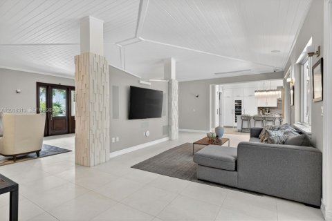 House in Coral Gables, Florida 3 bedrooms, 252.79 sq.m. № 2168566 - photo 21