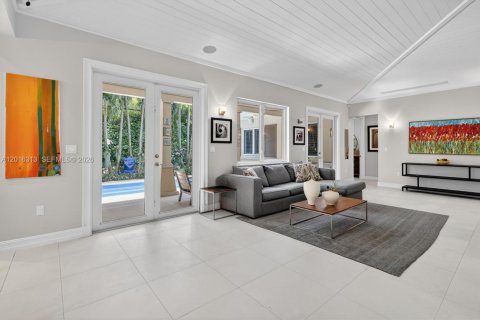 House in Coral Gables, Florida 3 bedrooms, 252.79 sq.m. № 2168566 - photo 16