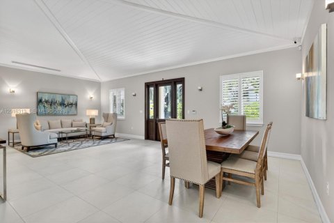 House in Coral Gables, Florida 3 bedrooms, 252.79 sq.m. № 2168566 - photo 14