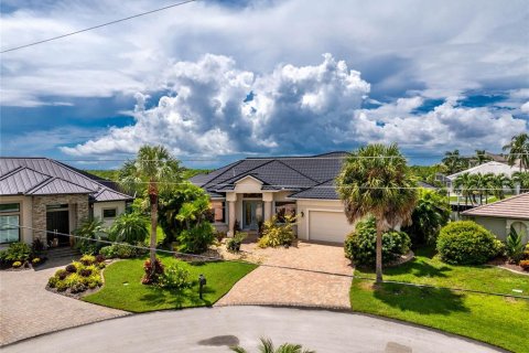 House in Punta Gorda, Florida 3 bedrooms, 294.5 sq.m. № 1913740 - photo 13