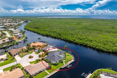 House in Punta Gorda, Florida 3 bedrooms, 294.5 sq.m. № 1913740 - photo 22