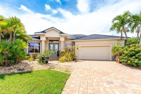 House in Punta Gorda, Florida 3 bedrooms, 294.5 sq.m. № 1913740 - photo 5
