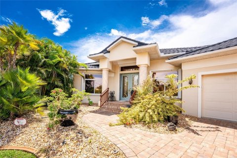 House in Punta Gorda, Florida 3 bedrooms, 294.5 sq.m. № 1913740 - photo 3