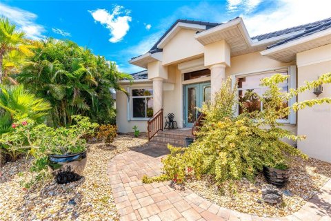 House in Punta Gorda, Florida 3 bedrooms, 294.5 sq.m. № 1913740 - photo 6