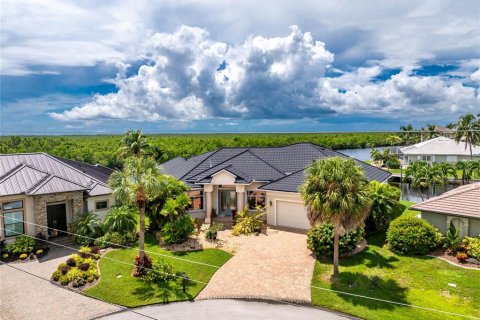 House in Punta Gorda, Florida 3 bedrooms, 294.5 sq.m. № 1913740 - photo 12