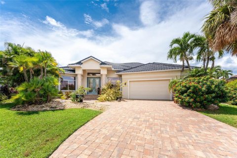 House in Punta Gorda, Florida 3 bedrooms, 294.5 sq.m. № 1913740 - photo 1