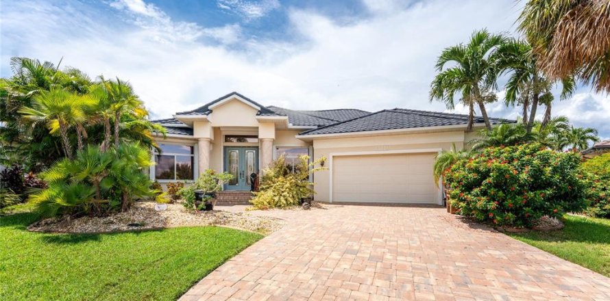 House in Punta Gorda, Florida 3 bedrooms, 294.5 sq.m. № 1913740