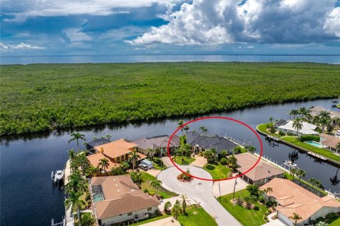 House in Punta Gorda, Florida 3 bedrooms, 294.5 sq.m. № 1913740 - photo 20