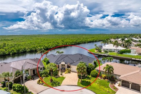 House in Punta Gorda, Florida 3 bedrooms, 294.5 sq.m. № 1913740 - photo 10