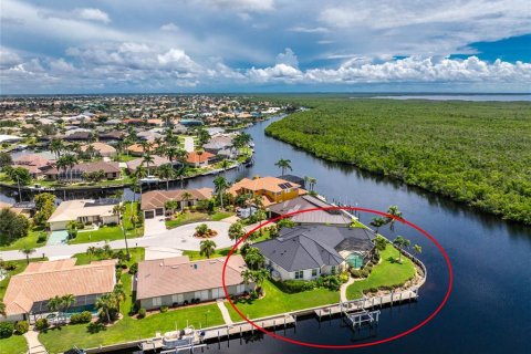 House in Punta Gorda, Florida 3 bedrooms, 294.5 sq.m. № 1913740 - photo 23