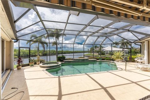 House in Punta Gorda, Florida 3 bedrooms, 294.5 sq.m. № 1913740 - photo 9