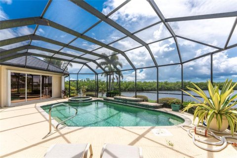 House in Punta Gorda, Florida 3 bedrooms, 294.5 sq.m. № 1913740 - photo 17