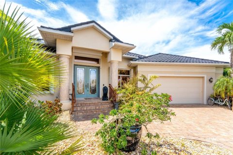 House in Punta Gorda, Florida 3 bedrooms, 294.5 sq.m. № 1913740 - photo 4