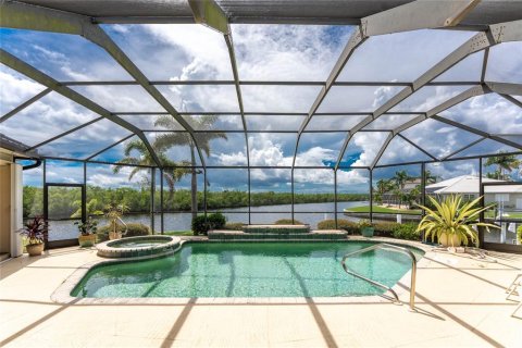 House in Punta Gorda, Florida 3 bedrooms, 294.5 sq.m. № 1913740 - photo 18