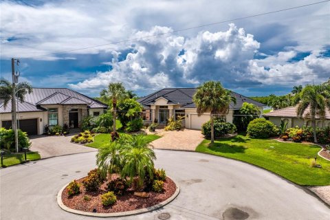 House in Punta Gorda, Florida 3 bedrooms, 294.5 sq.m. № 1913740 - photo 14