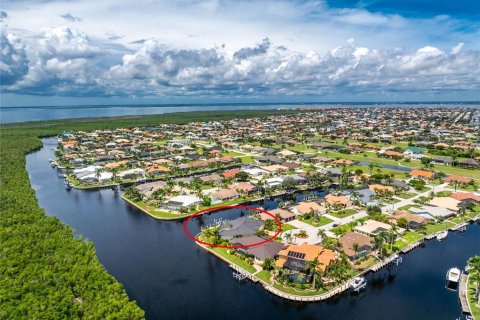 House in Punta Gorda, Florida 3 bedrooms, 294.5 sq.m. № 1913740 - photo 28