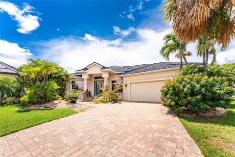 House in Punta Gorda, Florida 3 bedrooms, 294.5 sq.m. № 1913740 - photo 2