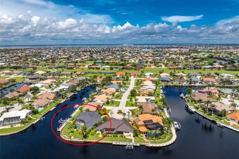 House in Punta Gorda, Florida 3 bedrooms, 294.5 sq.m. № 1913740 - photo 29