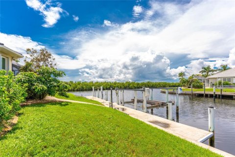 House in Punta Gorda, Florida 3 bedrooms, 294.5 sq.m. № 1913740 - photo 7