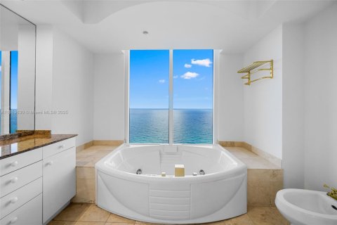 Condo in Sunny Isles Beach, Florida, 3 bedrooms  № 1892881 - photo 27