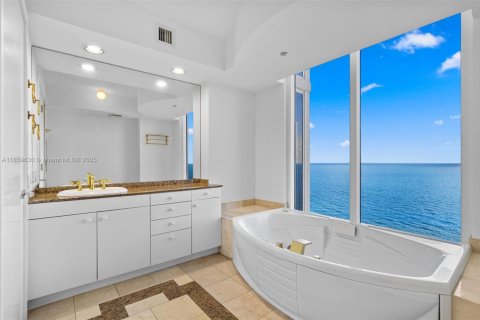 Condo in Sunny Isles Beach, Florida, 3 bedrooms  № 1892881 - photo 28