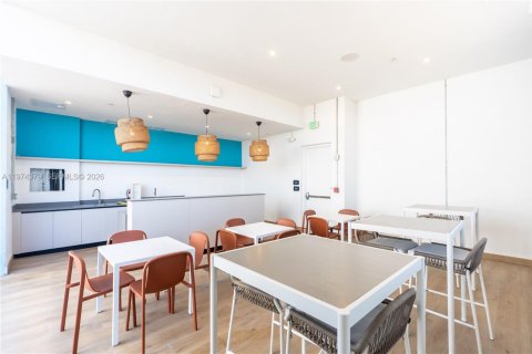 Condo in Doral, Florida, 2 bedrooms  № 2044683 - photo 16