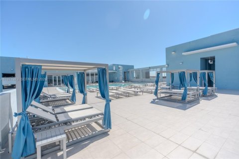 Condo in Doral, Florida, 2 bedrooms  № 2044683 - photo 13