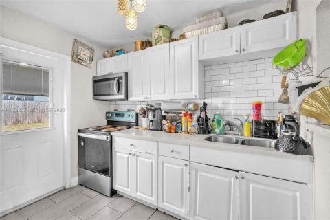 Casa en venta en Miami Gardens, Florida, 2 dormitorios, 66.89 m2 № 2047481 - foto 9