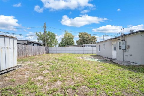 Casa en venta en Miami Gardens, Florida, 2 dormitorios, 66.89 m2 № 2047481 - foto 17
