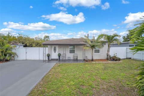 Casa en venta en Miami Gardens, Florida, 2 dormitorios, 66.89 m2 № 2047481 - foto 2