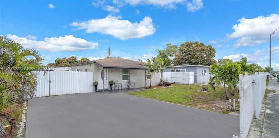 Casa en Miami Gardens, Florida 2 dormitorios, 66.89 m2 № 2047481