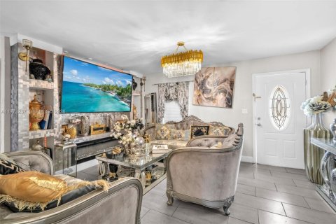 Casa en venta en Miami Gardens, Florida, 2 dormitorios, 66.89 m2 № 2047481 - foto 6