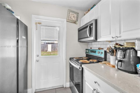 Casa en venta en Miami Gardens, Florida, 2 dormitorios, 66.89 m2 № 2047481 - foto 10