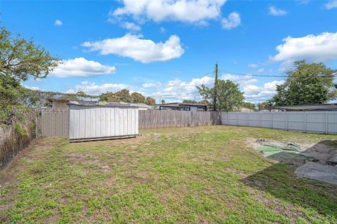 Casa en venta en Miami Gardens, Florida, 2 dormitorios, 66.89 m2 № 2047481 - foto 16