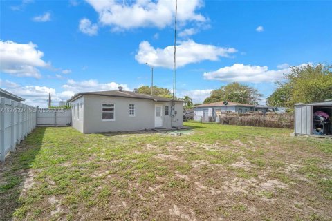 Casa en venta en Miami Gardens, Florida, 2 dormitorios, 66.89 m2 № 2047481 - foto 18