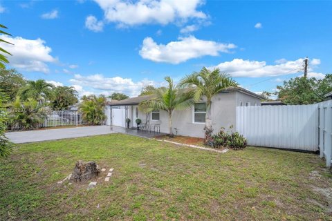 Casa en venta en Miami Gardens, Florida, 2 dormitorios, 66.89 m2 № 2047481 - foto 4