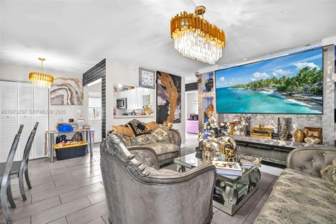 Casa en venta en Miami Gardens, Florida, 2 dormitorios, 66.89 m2 № 2047481 - foto 5